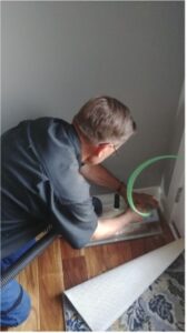 supreme-technician-cleaning-vent